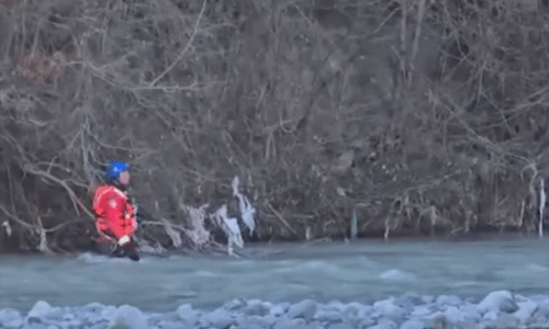 Policia shqiptare kërkon 30-vjeçarin që dyshohet se u mor nga rrjedha e përroit dhe përfundoi në lumin Mat