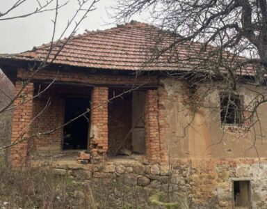 Policia gjen armë, municion dhe granata dore në një shtëpi të braktisur në Zveçan