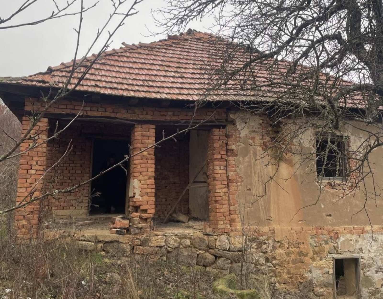 Policia gjen armë  municion dhe granata dore në një shtëpi të braktisur në Zveçan