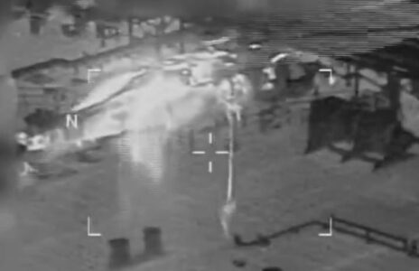 Dalin pamjet: Forcat amerikane lëshohen nga helikopteri në anijen “Sophia”