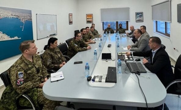 Zyrtarë të KFOR it në Portin e Durrësit për t u njohur me kapacitetet dhe infrastrukturën për përkrahje të operacioneve logjistike e ushtarake