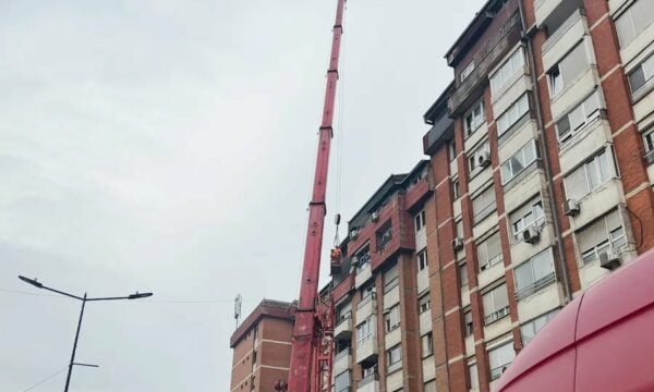 Pjesë e llamarinës së kulmit bie në lagjen Dardania  bllokohet përkohësisht rruga  Bill Clinton 