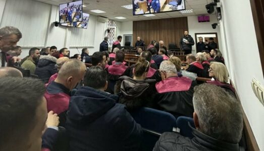 35 të pandehur po mbahen në Qendrën e Paraburgimit edhe pas skadimit të afatit 48-orësh