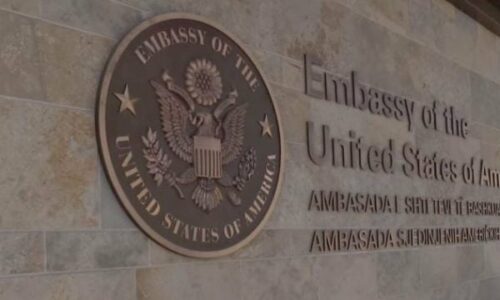 Ambasada: SHBA pret veprime nga Qeveria e re e Kosovës për forcimin e bashkëpunimit