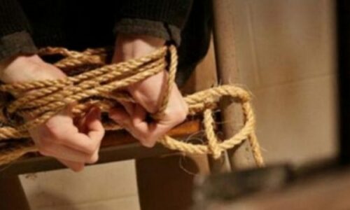 Katër të mitur e fusin një person në veturë dhe i shkaktojnë lëndime