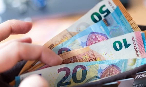 Paga minimale  Hyn në fuqi vendimi i qeverisë  nga janari 425 euro dhe 500 euro në korrik