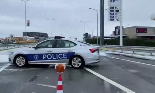 Policia bllokon njërën anë të magjistrales Prishtinë- Ferizaj