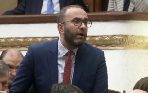 Bardhi në Kuvend: Pse nuk është Rama në Davos të firmosë si Vjosa Osmani?