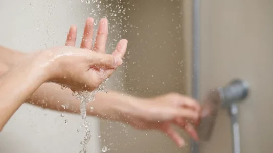 Përgjigjja nuk është aq e thjeshtë, a duhet të bëni dush në mëngjes apo në mbrëmje?