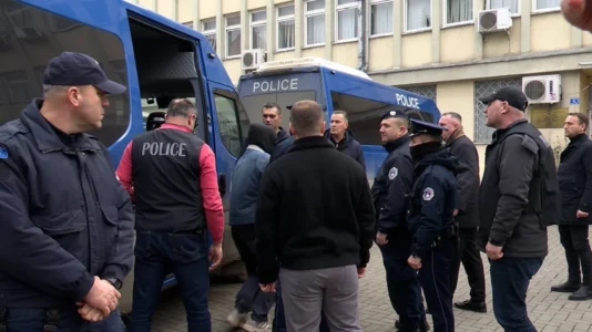 Familjarët e të ndaluarve në Prizren u ankuan në KMDLNJ për shkelje të të drejtave