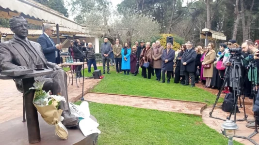 Kadare përjetësohet në bronz, statuja përurohet në vendin ku pinte kafenë çdo ditë
