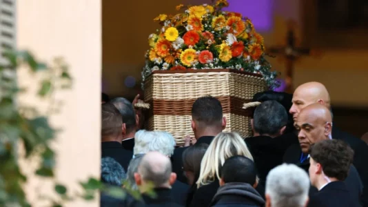 Brigitte Bardot varroset në Saint-Tropez: Djali që ajo e urrente dhe e krahasonte me një tumor gjithashtu i bëri homazhe asaj