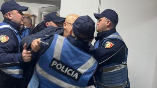 Tensionet në Shqipëri nuk ndalen, protestuesit futen brenda objektit të policisë