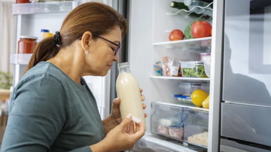 Qumështi qëndron i freskët deri në 3 ditë më gjatë nëse ruhet këtu: Gabimin e bëjmë sapo kthehemi nga dyqani