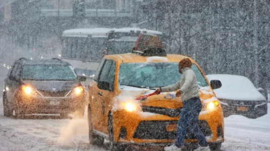 Të paktën 30 të vdekur në të gjithë SHBA-në ndërsa stuhia e borës shkaktoi edhe ndërprerje masive të energjisë elektrike