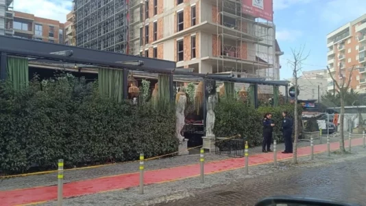 Therje me thikë në një lokal në Klinë