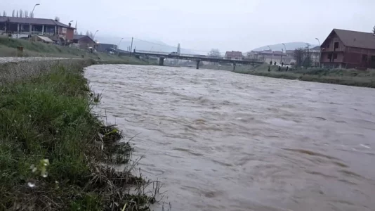 Komuna e Kamenicës apelon për kujdes nga reshjet intensive dhe rritja e nivelit të lumit