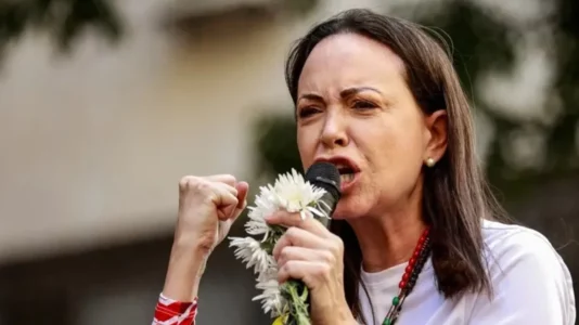 Udhëheqësja e opozitës së Venezuelës zotohet të kthehet në shtëpi