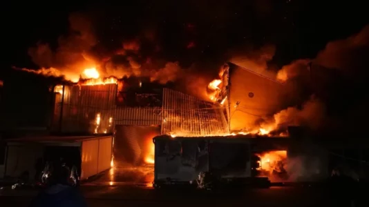 Zjarr i madh në Tiranë: Shkrumbohet tregu i rrobave të përdorura