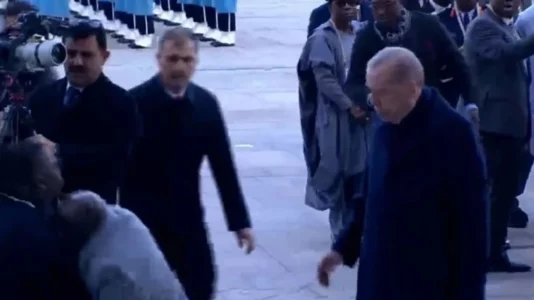 Presidenti i Nigerisë rrëzohet pas ceremonisë së mirëseardhjes në Turqi