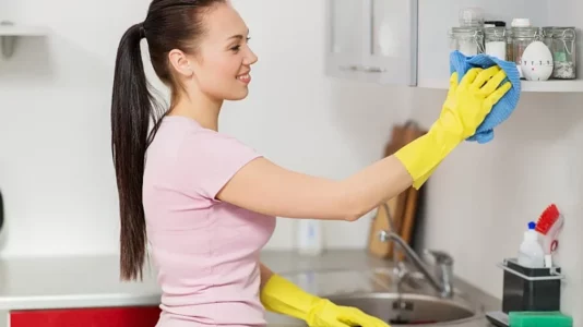 Si ta pastroni në mënyrë efektive yndyrën në kuzhinë