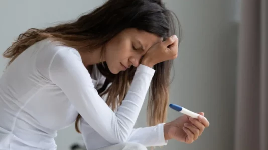 Mos prisni shumë gjatë: 6 simptoma që tregojnë probleme me fertilitetin