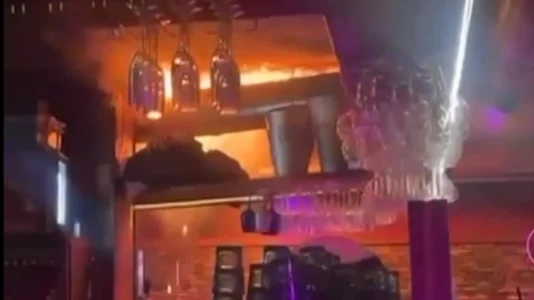 Fotot tregojnë momentin kur tavani i barit në Zvicër përfshihet nga flakët