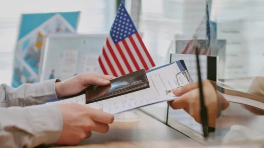 Ëndrra amerikane në pritje: Mijëra shqiptarë të prekur nga pezullimi i vizave të emigrimit