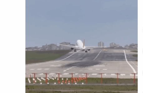 Aeroplani s’mund të zbresë në aeroportin e Stambollit shkaku i stuhisë, detyrohet të ngritet përsëri