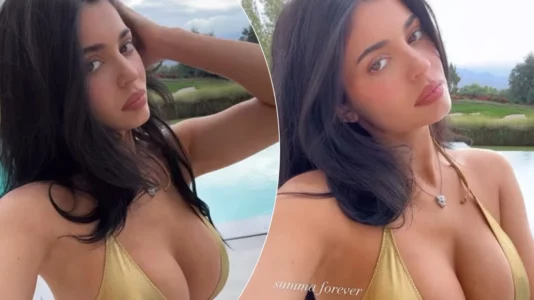 Kylie Jenner shfaqet në bikini pranë pishinës, gjatë festave të Vitit të Ri