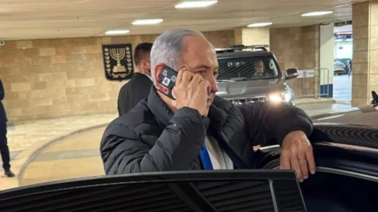 Pse Netanyahu ngjiti shirit mbi kamerat e telefonit të tij?