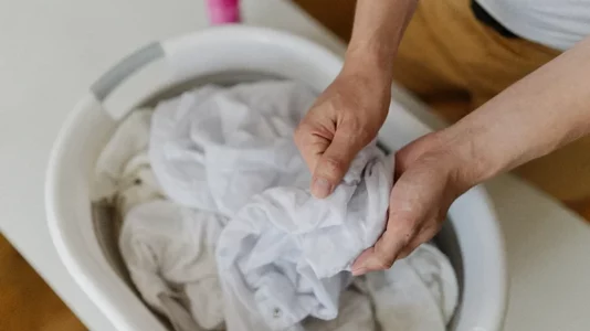 Zbardhni rrobat me përbërës që i keni në shtëpi, do të habiteni nga rezultatet