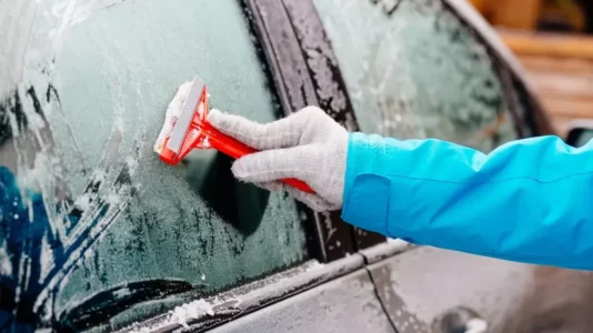 Pastrimi i veturës nga akulli: Gabime dhe veprime që mund t’ju kushtojnë shtrenjtë nëse i anashkaloni