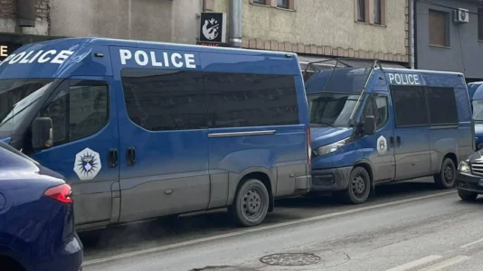 Dosja e Prokurorisë: Nipi i Fetah Paçarizit dyshohet se i dha ryshfet 50 euro komisioneres dhe kanosi kryesuesen gjatë numërimit të votave