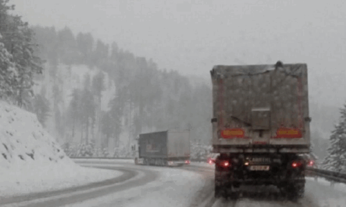 Vdes kosovari në Maqedoni, kamioni doli nga rruga dhe ra në greminë