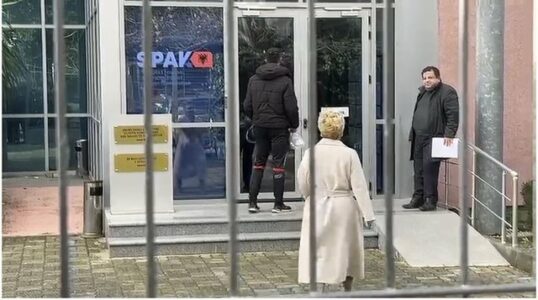 Kryemadhi në SPAK për masën detyrim paraqitje, Meta në GJKKO për zëvendësimin e arrestit në burg