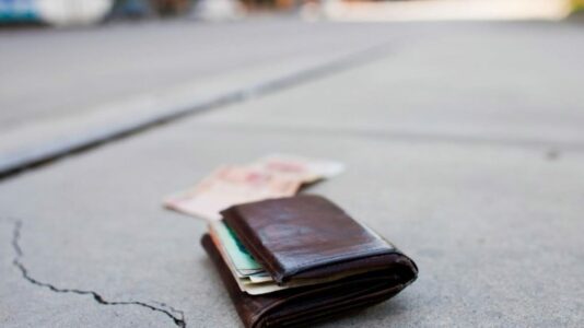 Ferizaj: I moshuari gjen para në rrugë, i dorëzon në polici