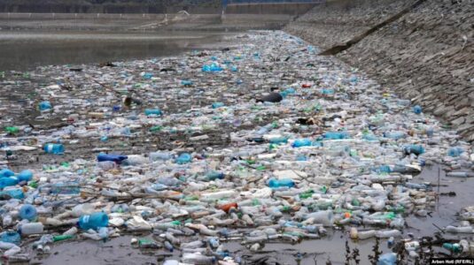 Mbeturinat ‘pushtojnë’ Liqenin e Badocit