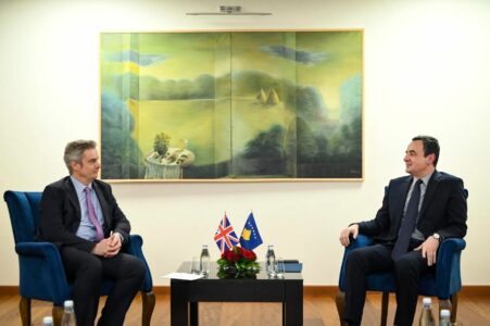 Ambasadori britanik i shkon Kurtit në zyrë, kërkon krijimin e institucioneve