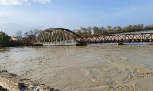 Lumi Vjosa del nga shtrati, niveli i ujit ka arritur në 6.8 metra mbi nivelin e detit