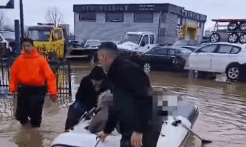 Banorët në Poklek të Drenasit po evakuohen me varka – VIDEO