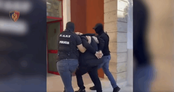 Kapen në Tiranë dy persona në kërkim ndërkombëtar për trafikim të qenieve njerëzore, pritet ekstradimi në Kosovë