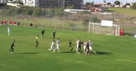 Miqësorja shndërrohet në arenë boksi, lojtarët e Llapit rrahen me kundërshtarët