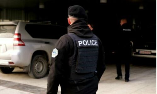 Policia konfiskon fishekë, maska ushtarake e uniforma me simbole të Serbisë në Leposaviq