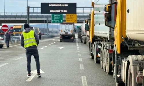 S’jemi as turistë, as kriminelë: Reagimet e transportuesve rajonalë që po bllokojnë kufijtë me BE-në