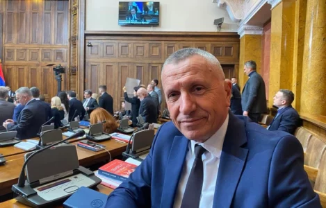 Kamberi për miratimin e rezolutës: Hap i rëndësishëm për të drejtat e shqiptarëve në Luginë