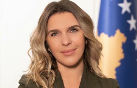 Shefja e Kabinetit të Vjosa Osmanit fshehu kompanitë e familjes ku përfiton mijëra euro