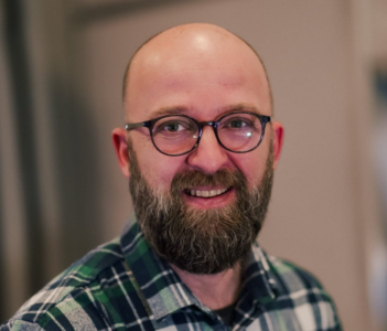 ‘Me 4 mijë € shëron autizmin’ – Arianit Sllamniku u jep fëmijëve ilaçe për kafshë