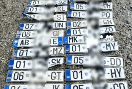 Gjenden tabela automjetesh pas vërshimeve, pronarët mund t’i marrin në Graçanicë