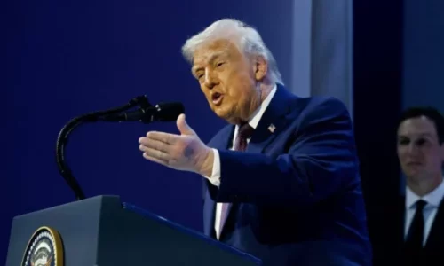 Trump flet mavijosjen në dorën e majtë: E kam goditur një tavolinë në Davos